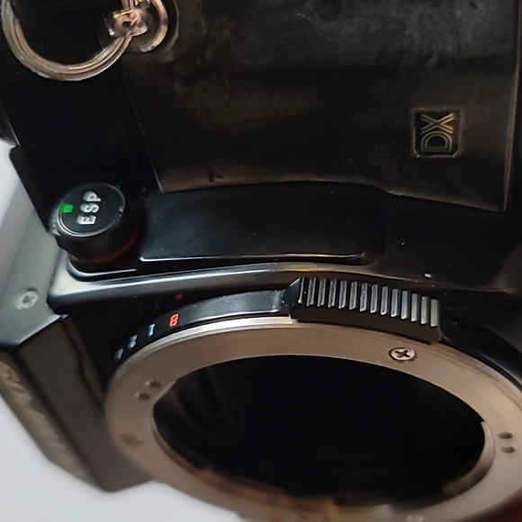 Olympus omPC 35mm DX SLR film camera body requires (2)SR44 batteries - Picture 5 of 9